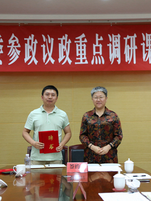 张立莹向王华勤等颁聘书，顾荣军代领.jpg