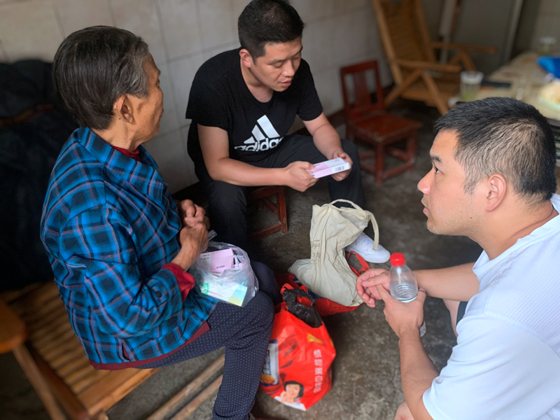 沈琰琳到大山深处的群众家中，开展慢性病用药指导和健康知识宣讲-1.jpg