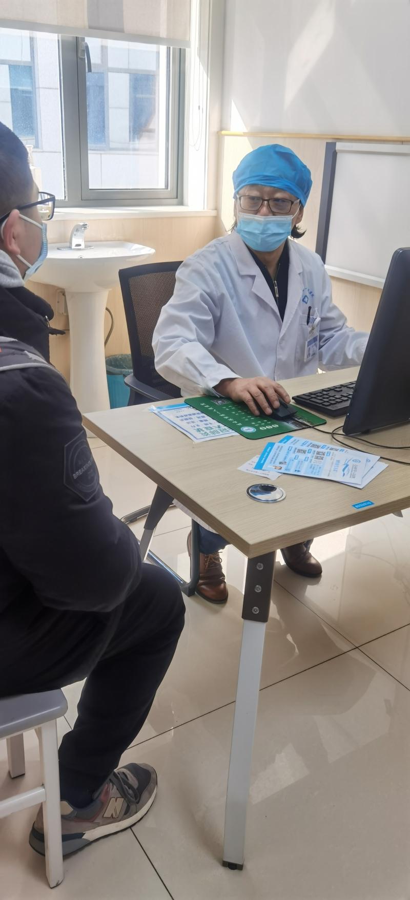 周爱明在门诊.jpg 周爱明在门诊.jpg