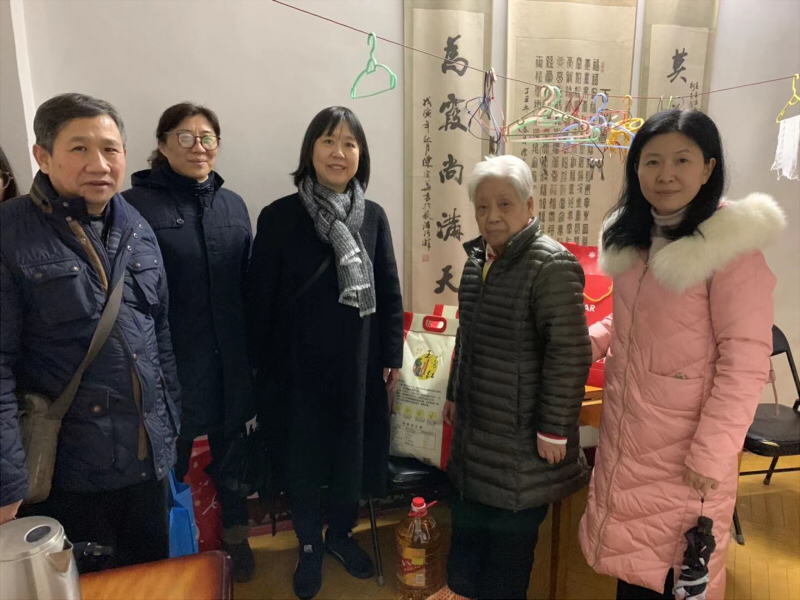 九三学社玄武支社给天山路社区困难群众送上春节慰问 (2).jpg