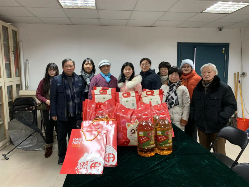 九三学社玄武支社给天山路社区困难群众送上春节慰问.jpg