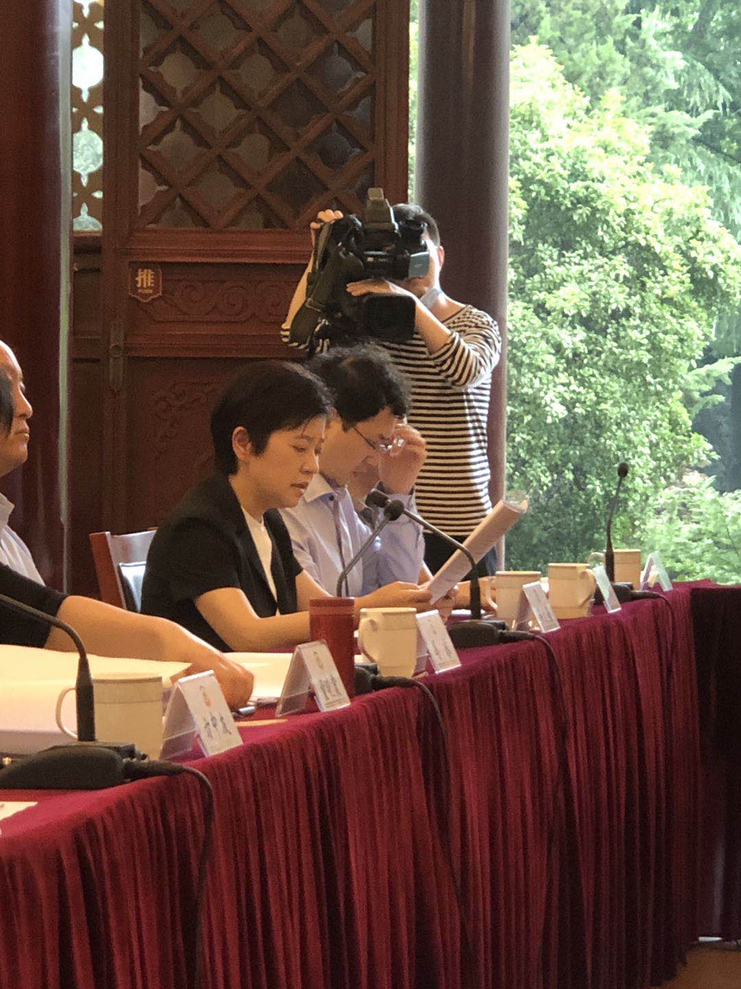 吴文蕾主任在市政协主席会上介绍提案.jpg