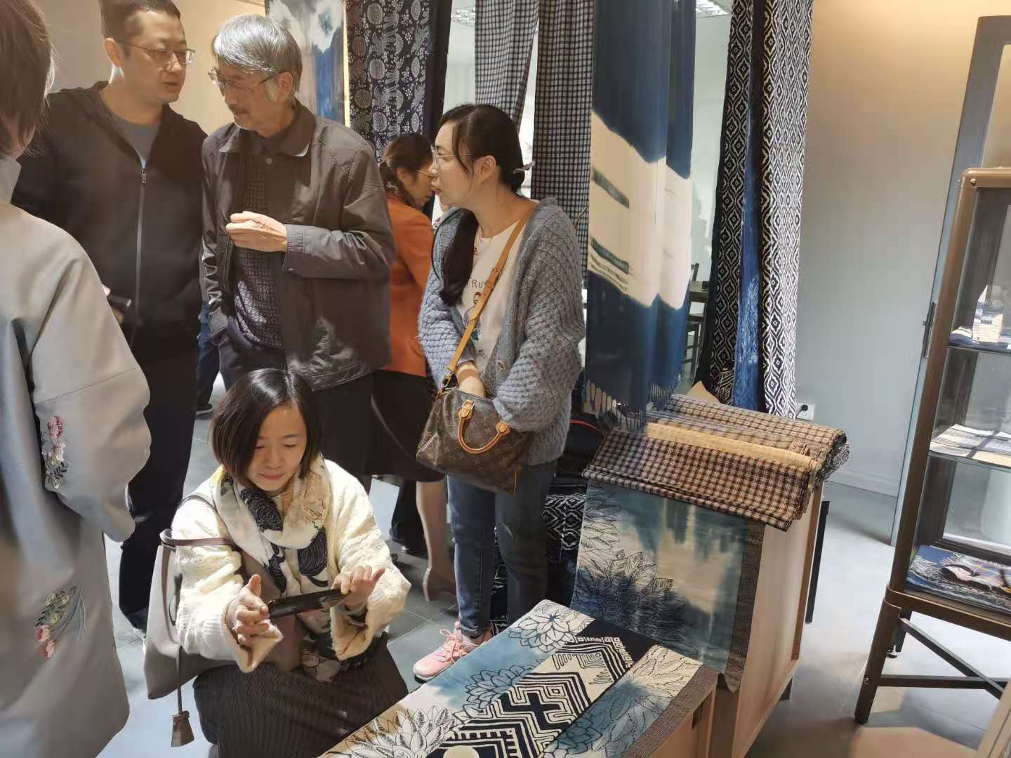 社员们在参观展示馆.jpg 社员们在参观展示馆.jpg