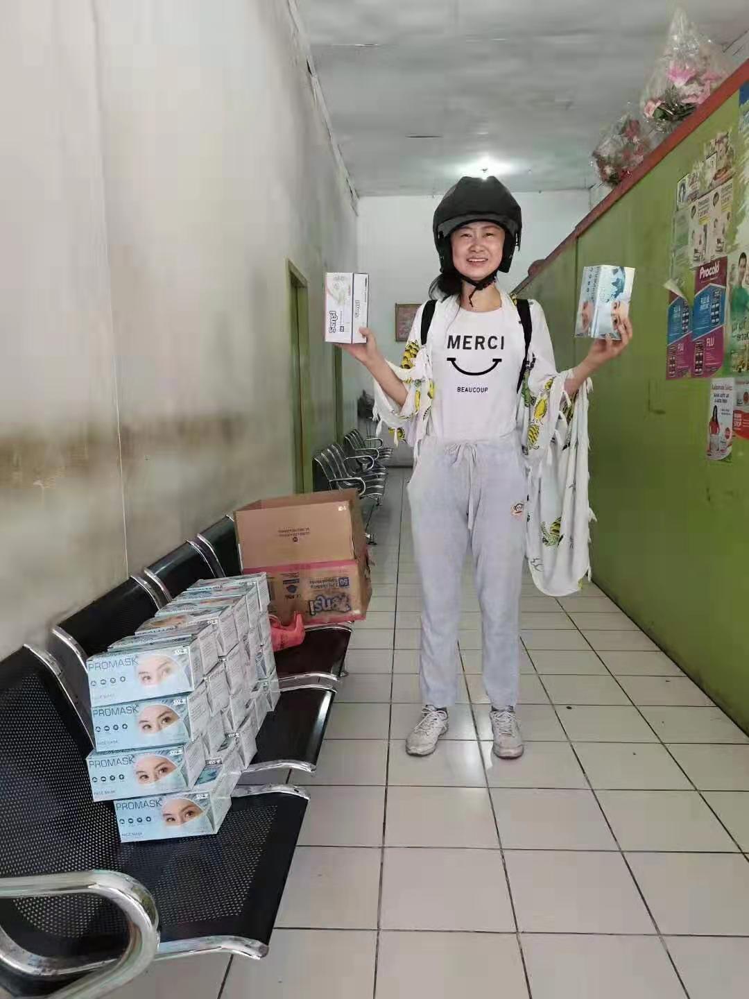 在印尼扫口罩的镇江姑娘.jpg