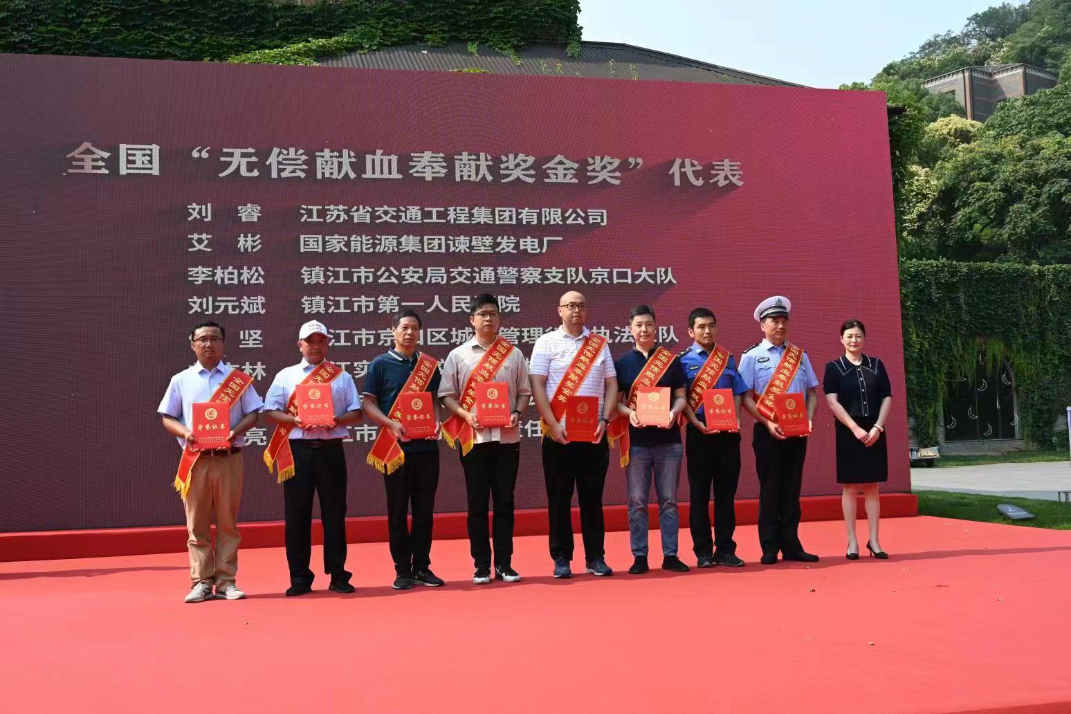 刘元斌接受表彰.jpg