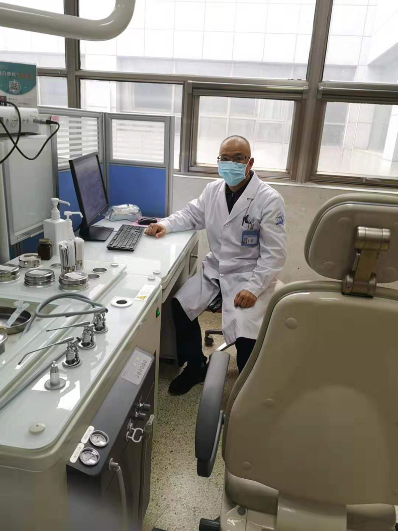 二院冯国建工作照.jpg