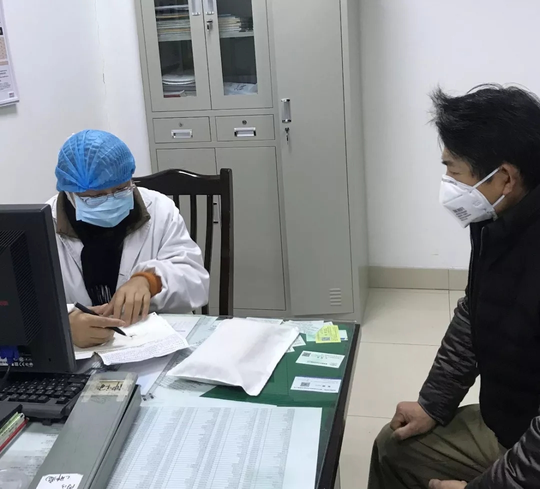 坚守岗位的医卫界社员 (4).jpg