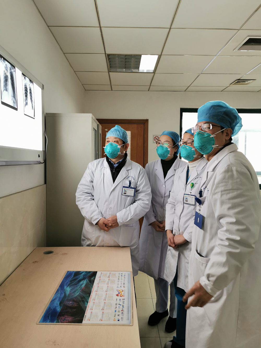 市第四人民医院院长孟尔旺（左一）.jpg