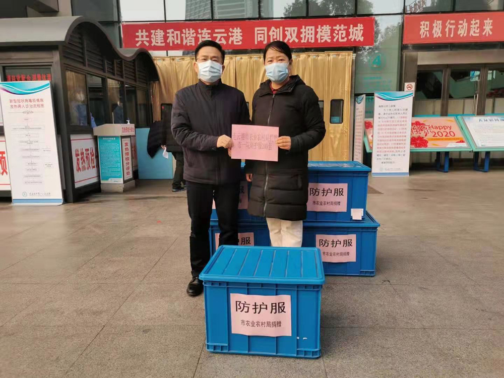 社员蒋向君牵头向第一人民医院捐赠200套防护服.jpg