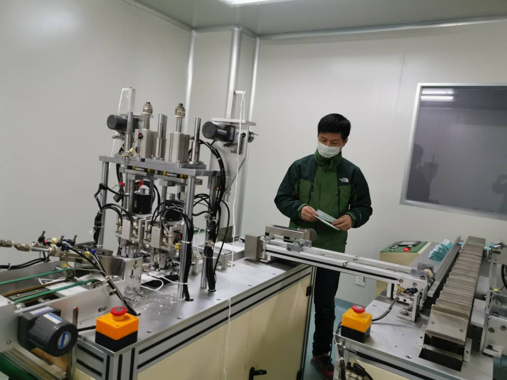 社员刘保联合连云港三瑞医疗器械制造有限公司启动医药口罩生产线，解决我市“口罩荒”现状。.jpg