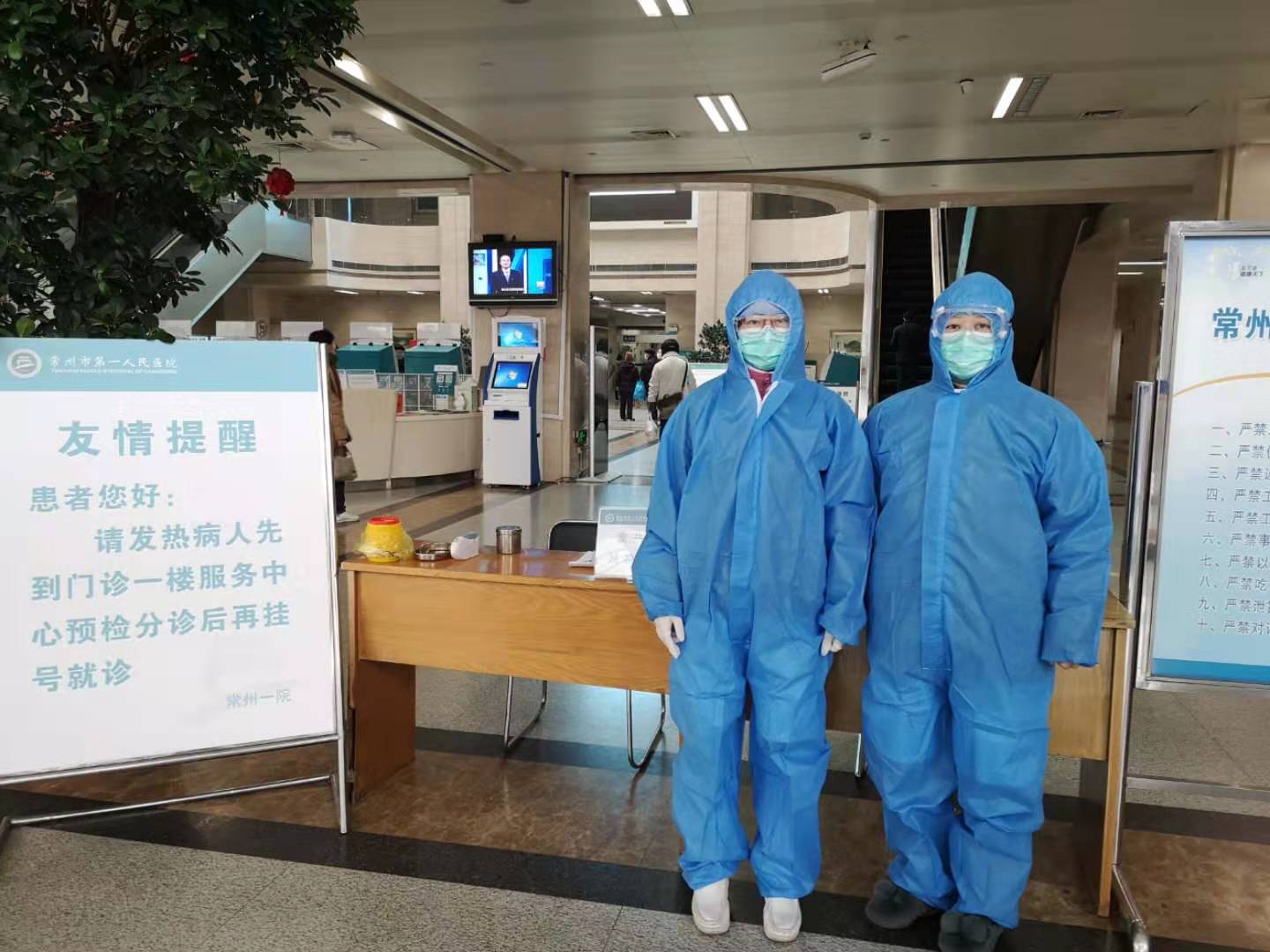 社员张佩蓉在常州市第一人民医院分诊处值班.jpg