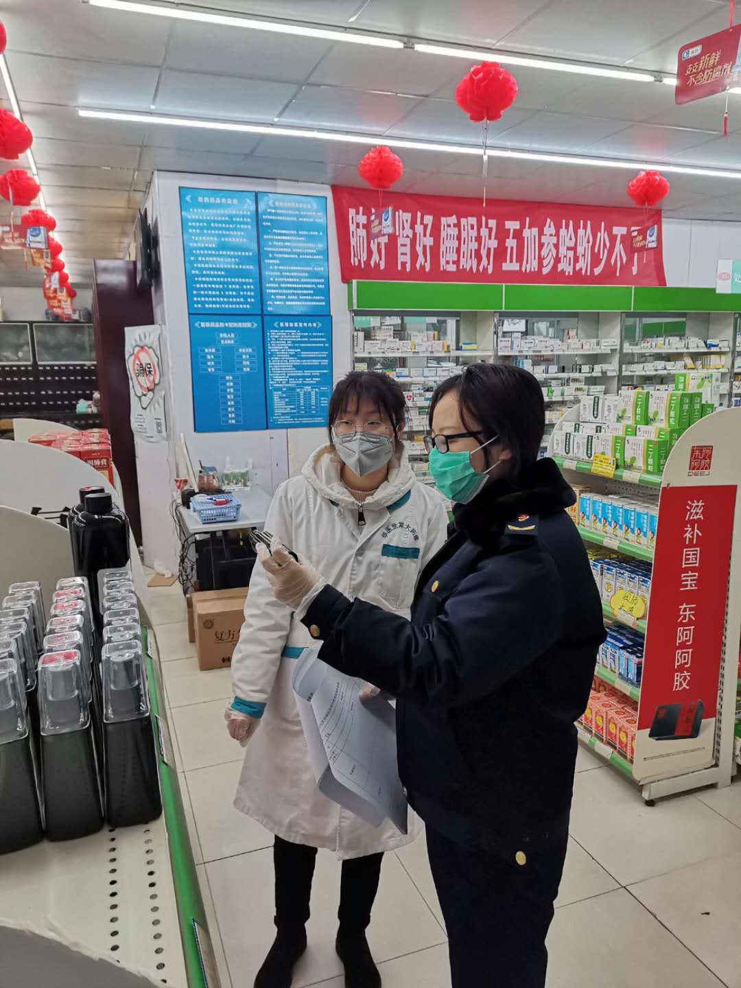 社员周曦疫情期间负责检查药店、农贸市场等经营场所，维护疫情期间市场稳定。.jpg