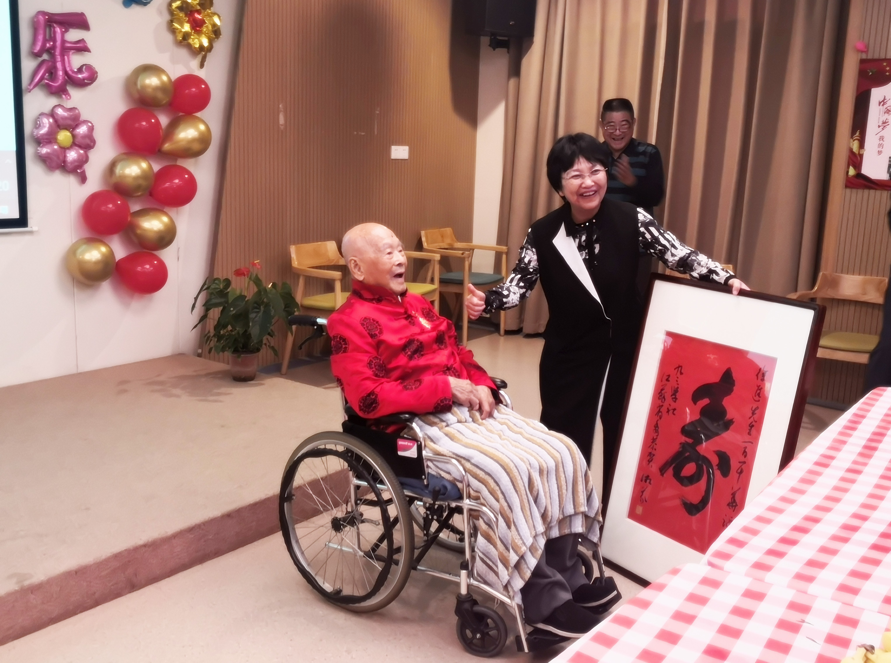 周主委送祝寿礼.jpg