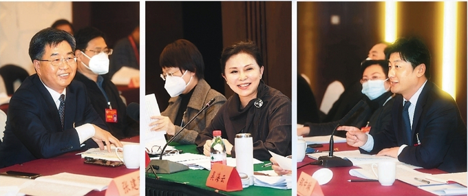 14日下午，出席江苏省政协十三届一次会议的政协委员在各界别小组，学习讨论省委书记信长星的讲话，审议省政协常委会工作报告和提案工作情况的报告。余萍 邵丹 摄