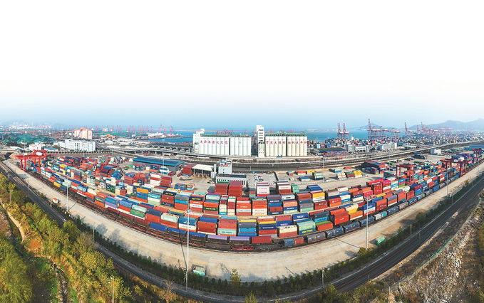 中哈（连云港）国际物流基地，大型机械正在装运集装箱。 王健民 王玮 摄（视觉江苏网供图）