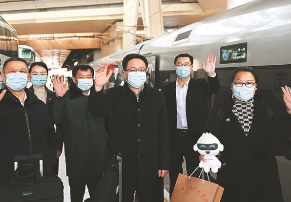 3日中午，出席十四届全国人大一次会议的我省全国人大代表乘高铁抵达北京。 本报记者 吴胜 摄